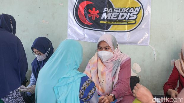 Aktivitas Komunitas Better Youth dari bagi-bagi makan gratis, cek kesehatan, hapus tato, hingga belajar bersama anak-anak.