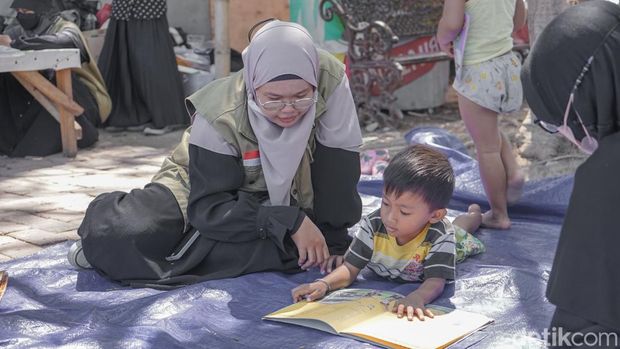 Aktivitas Komunitas Better Youth dari bagi-bagi makan gratis, cek kesehatan, hapus tato, hingga belajar bersama anak-anak.