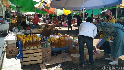 Aktivitas pedagang di Pasar Amahami Kota Bima, Rabu (28/12/2023).