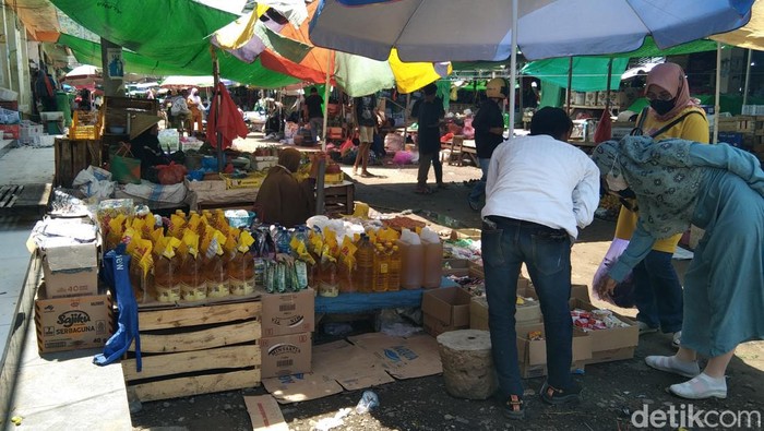 Aktivitas pedagang di Pasar Amahami Kota Bima, Rabu (28/12/2023).