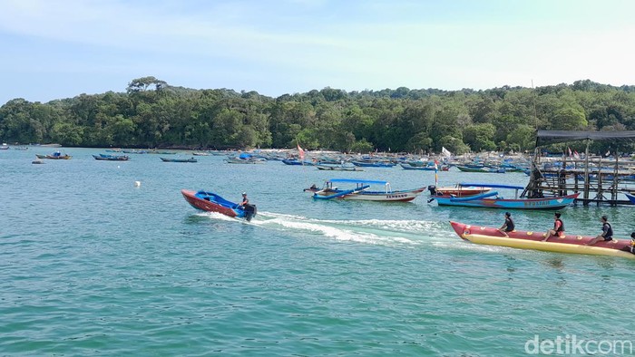 Aktivitas watersport di Pangandaran.