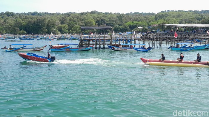 Aktivitas watersport di Pangandaran.