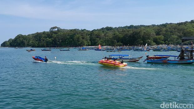Aktivitas watersport di Pangandaran.
