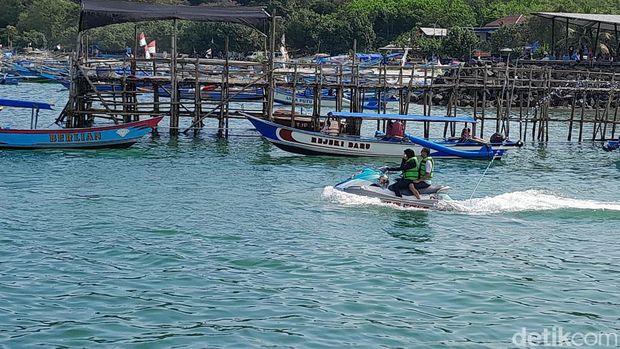 Aktivitas watersport di Pangandaran.
