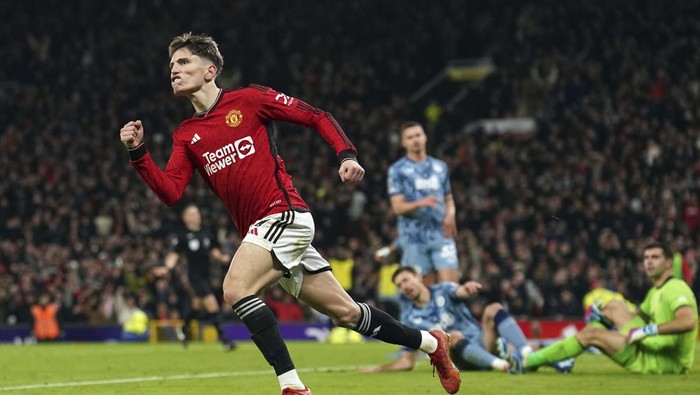 Manchester Uniteds Alejandro Garnacho, second left, celebrates after scoring his sides first goal during the English Premier League soccer match between Manchester United and Aston Villa at the Old Trafford stadium in Manchester, England, Tuesday, Dec. 26, 2023. (Martin Rickett/PA via AP)