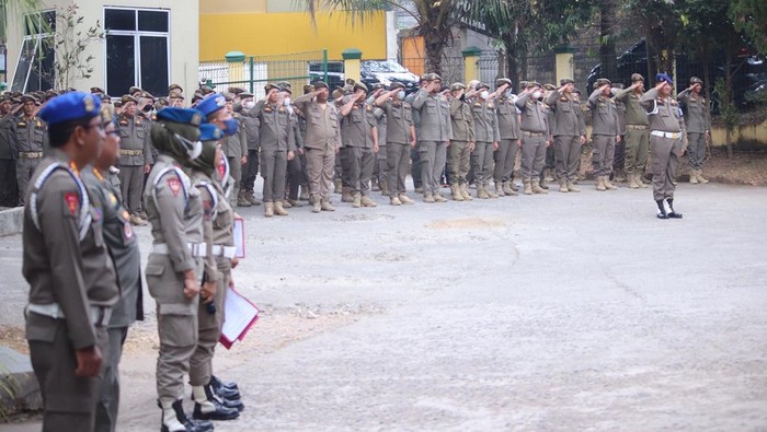 Anggota Satpol PP Kota Palembang sedang melaksanakan apel.