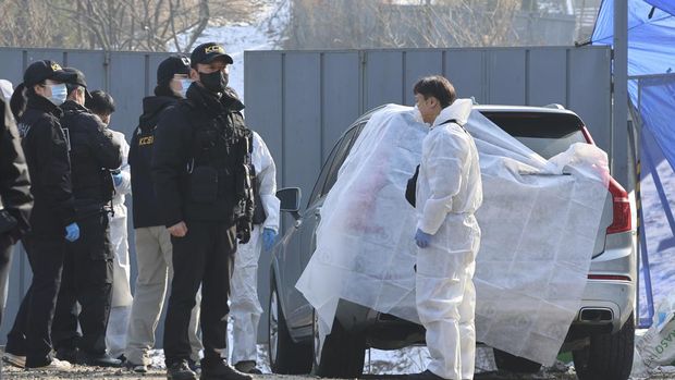 Anggota pasukan Investigasi TKP Korea menyelidiki lokasi aktor Korea Selatan Lee Sun-kyun ditemukan tidaklah sadarkan diri pada Seoul, Korea Selatan, Rabu, 27 Desember 2023. Lee dari film pemenang Oscar 