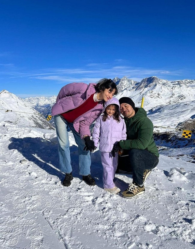 Putri Marino dan Chicco Jerikho, serta putri mereka Surinala liburan Natal di Swiss. Ketiganya menyempatkan foto dengan latar belakang bukit bersalju. Foto: Instagram