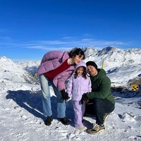 Putri Marino dan Chicco Jerikho, serta putri mereka Surinala liburan Natal di Swiss. Ketiganya menyempatkan foto dengan latar belakang bukit bersalju. Foto: Instagram