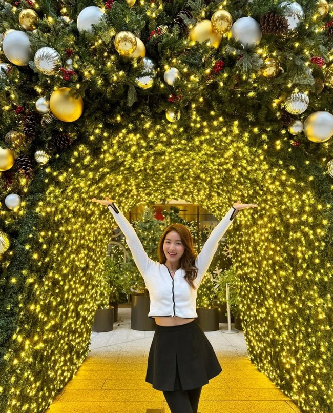 Amerika Serikat juga jadi pilihan negara Natasha Wilona untuk merayakan Natal di luar negeri. Aktris 25 tahun ini tampak berfoto dengan latar belakang pohon Natal raksasa gemerlapan. Foto: Instagram