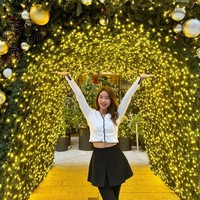 Amerika Serikat juga jadi pilihan negara Natasha Wilona untuk merayakan Natal di luar negeri. Aktris 25 tahun ini tampak berfoto dengan latar belakang pohon Natal raksasa gemerlapan. Foto: Instagram