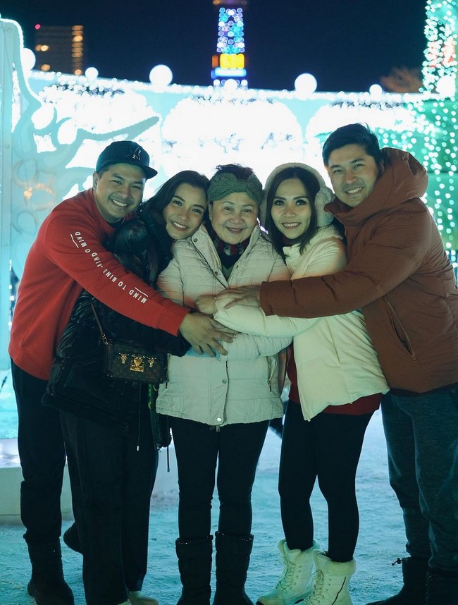 Chelsea Olivia dan Glenn Alinskie merayakan Natal di Jepang. Tak hanya bersama anak-anak, mereka juga liburan dengan keluarga besar. Foto: Instagram