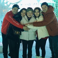 Chelsea Olivia dan Glenn Alinskie merayakan Natal di Jepang. Tak hanya bersama anak-anak, mereka juga liburan dengan keluarga besar. Foto: Instagram