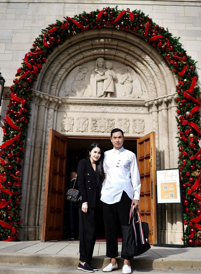 Sandra Dewi bersama keluarga menjalani ibadah dan merayakan Natal di Negeri Paman Sam, tepatnya di Gereja St Monica, California.  Foto: Instagram