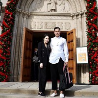 Sandra Dewi bersama keluarga menjalani ibadah dan merayakan Natal di Negeri Paman Sam, tepatnya di Gereja St Monica, California.  Foto: Instagram