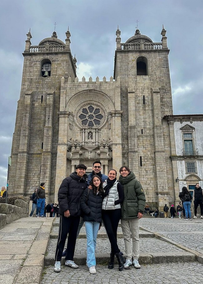 Donna Agnesia dan Darius Sinathrya merayakan Natal di Braga, Portugal. Bersama ketiga anaknya, mereka menikmati momen hangat dan ceria dan menyempatkan foto di depan Katedral Porto. Foto: Instagram