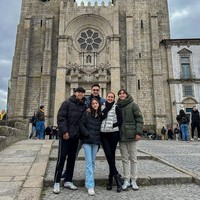 Donna Agnesia dan Darius Sinathrya merayakan Natal di Braga, Portugal. Bersama ketiga anaknya, mereka menikmati momen hangat dan ceria dan menyempatkan foto di depan Katedral Porto. Foto: Instagram