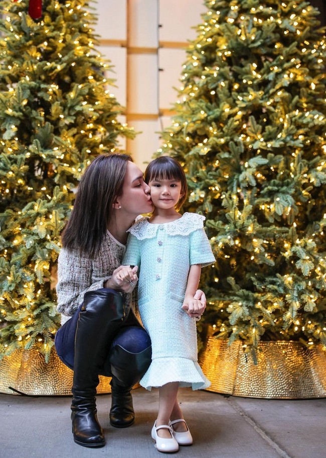 Shandy Aulia mengajak putri semata wayangnya, Claire, liburan di New York City, AS. Mereka juga sekaligus merayakan Natal di sana. Foto: Instagram
