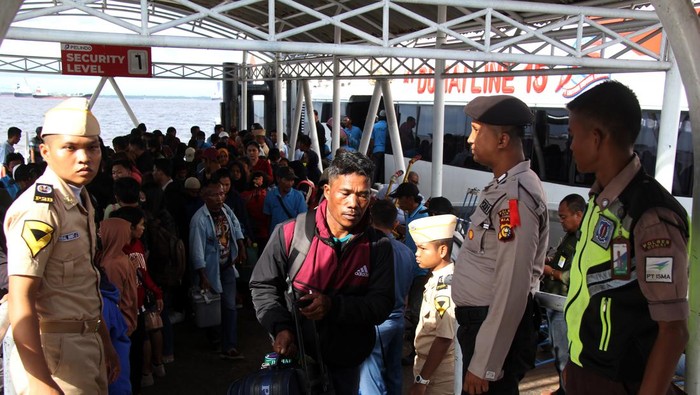 Arus mudik Tahun Baru 2024 di Pelabuhan Dumai Sejumlah pemudik dari Kepulauan Riau menunggu jadwal keberangkatan bus di pelataran parkir Terminal Penumpang Pelabuhan Pelindo Dumai, di Kota Dumai, Riau, Selasa (26/12/2023). Pemudik dari Kepulauan Riau yang akan merayakan Tahun Baru 2024 di kampung halamannya dan warga asing yang akan mengisi waktu libur akhir tahun di tanah air mulai berdatangan ke Pelabuhan Dumai yang merupakan tempat transit. ANTARA FOTO/Aswaddy Hamid/foc.