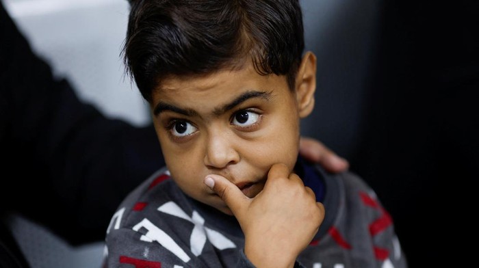 Palestinian boy Naseem Mohra, a 10-year-old kidney patient from northern Gaza who fled south with his family when Israel began the ground assault against Hamas and was separated from his mother, waits to undergo kidney dialysis at a hospital in Rafah in the southern Gaza Strip December 24, 2023. REUTERS/Mohammed Salem