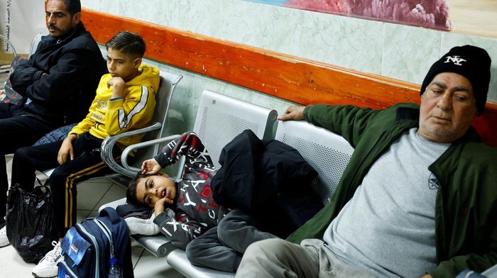 Palestinian boy Naseem Mohra, a 10-year-old kidney patient from northern Gaza who fled south with his family when Israel began the ground assault against Hamas and was separated from his mother, waits to undergo kidney dialysis at a hospital in Rafah in the southern Gaza Strip December 24, 2023. REUTERS/Mohammed Salem