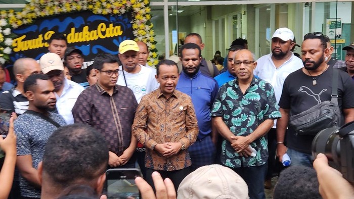 Bahlil Lahadalia (kemeja cokelat)-(Adrial/detikcom)