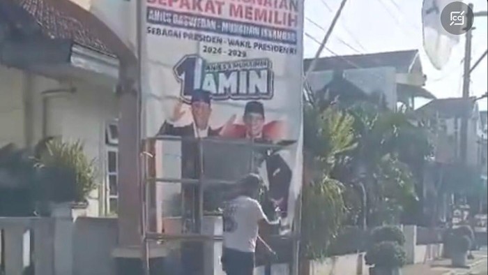 Aksi seorang pria menyobek baliho bergambar AMIN di Kota Jogja. Video ini diunggah apda Selasa (26/12/2023).