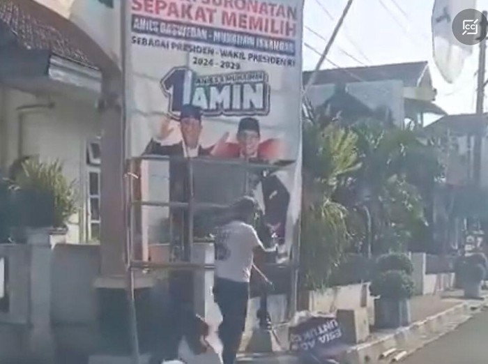 Aksi seorang pria menyobek baliho bergambar AMIN di Kota Jogja. Video ini diunggah apda Selasa (26/12/2023).