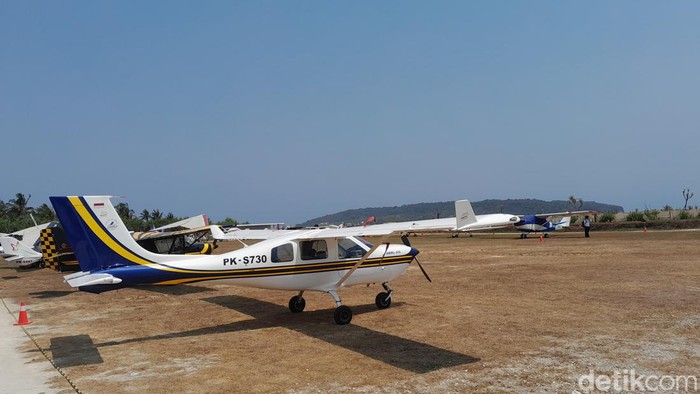 : Bandara Nusawiru, Desa Kondangjajar, Kecamatan Cijulang, Kabupaten Pangandaran