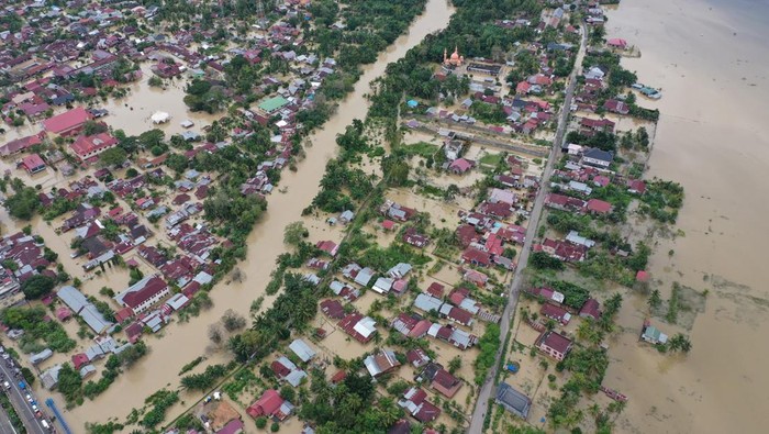 Banjir di Aceh Utara Foto udara pemukiman penduduk yang terendam banjir di Lhoksukon, Aceh Utara, Aceh, Selasa (26/12/2023). Berdasarkan data dari BPBD Kabupaten Aceh Utara sebanyak 1.504 jiwa atau 5.583 kepala keluarga mengungsi dan 11.852 jiwa atau 40.435 kepala keluarga terdampak banjir tersebut. ANTARA FOTO/Mirza Baihaqie/Lmo/foc.