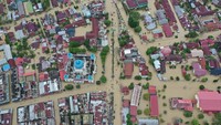 Banjir terjadi dikarenakan tanggul yang jebol karena intensitas hujan yang tinggi. (Foto: ANTARA FOTO/Mirza Baihaqie)