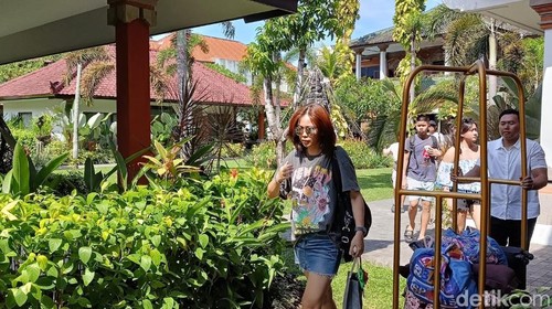 Beberapa saat hendak check in di The Cakra Hotel, Denpasar.