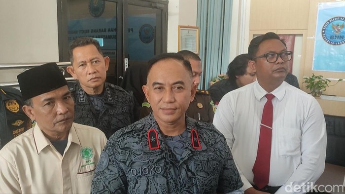 Brigjen Pol Djoko Prijadi saat diwawancarai mengenai pengamanan malam tahun baru nanti