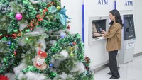 Nasabah Bank BTN sedang menggukan mesin ATM untuk bertransaksi. 