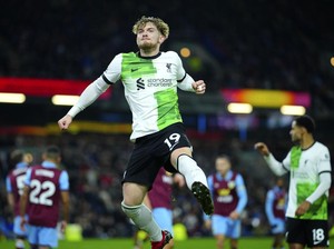 Asa Harvey Elliott Persembahkan Trofi Liga Europa untuk Klopp
