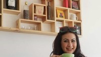 Menikmati secangkir kopi hangat jadi salah satu cara Diana untuk ‘healing’ dan bersantai di tengah kesibukannya. Foto: Instagram @_dianapungky_