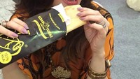Diana juga suka jajanan kaki lima salah satunya seperti Kebab Turki. Menu camilan ini masuk ke daftar makanan favoritnya. Foto: Instagram @_dianapungky_