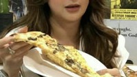 Paling suka dengan pizza ala Italia, Diana sempat mengulas beberapa menu pizza yang dicicipnya dari restoran langganannya. Foto: Instagram @_dianapungky_