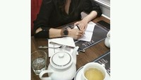 Terakhir ini pose manis Diana ketika sedang bersantai dan menikmati teh hangat di salah satu kafe ternama di Jakarta.  Foto: Instagram @_dianapungky_