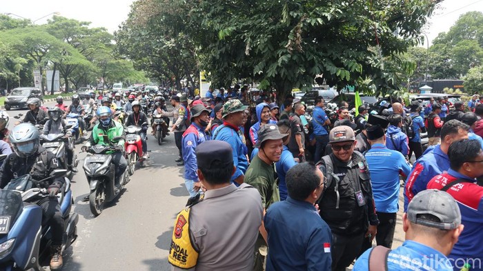 Demo buruh depan Kantor Disnakertrans Jabar.