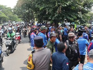 Buruh Demo di Kantor Disnakertrans Jabar, Jalan Soekarno Hatta Tersendat