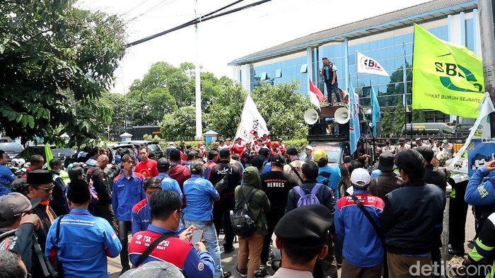Demo buruh di depan Kantor Disnakertrans Jabar.