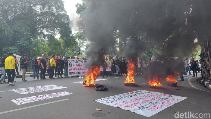 Demo di Balai Kota Bogor, Mahasiswa Bakar Ban-Blokade Akses Kendaraan. (Sholihin/detikcom)