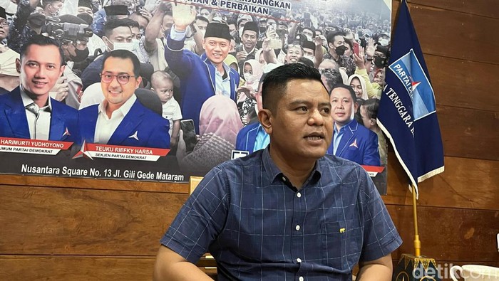 Ketua DPD Partai Demokrat NTB Indra Jaya Usman saat sesi konferensi pers pada Rabu (27/12/2023) di Kantor DPD Partai Demokrat NTB.
Foto: Helmy Akbar / detikBali
