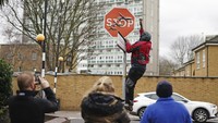 Beberapa orang menjadi saksi mata pencurian karya yang dipasang di kawasan Peckham, London.  