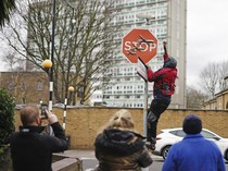 Detik-detik Karya Seni Banksy Dukung Palestina Dicuri di Inggris
