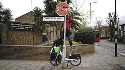7 Karya Seni Kontroversi Banksy