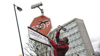 Seseorang mencuri karya seni Banksy, yang menunjukkan apa yang tampak seperti tiga drone di rambu berhenti lalu lintas, yang diresmikan di persimpangan Southampton Way dan Commercial Way di Peckham, London tenggara, Jumat 22 Desember 2023.