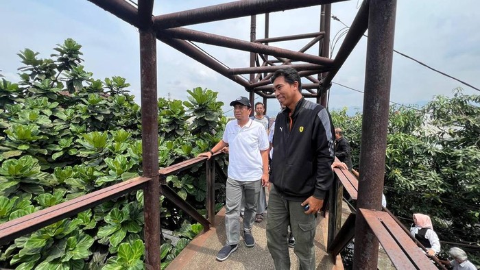 DPRD Kota Bandung saat meninjau jembatan penyeberangan orang di Jalan Soekarno-Hatta.