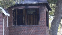 Pada saat petugas pemadam kebakaran tiba, lantai kedua rumah tersebut sudah dilalap api. Namun petugas pertolongan pertama berhasil memadamkan api dalam waktu sekitar 10 menit.  